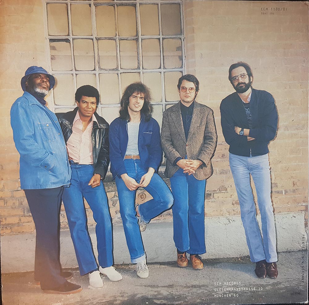 Blue jean bop. En av tidenes kuleste squads, foran en vegg i Oslo i 1980. Fra venstre Dewey Redman, Jack DeJohnette, Pat Metheny, Charlie Haden og Michael 