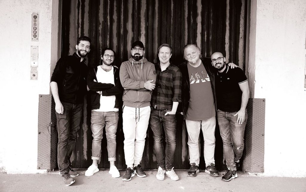 En av årets vakreste platedebuter kommer fra Sharqant. I dette nummeret intervjuer vi gitarist Manar Alhashemi og Knut Reiersrud, som begge er å høre der. Foto: Lene Midling Jensen 