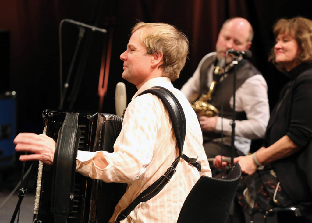 «Under vann», og «Inni hodet (til Rolf-Erik)» er bare to av utallige steder Frode Haltli og Avant Folk besøker på sin nyeste plate. Foto: Knut Utler