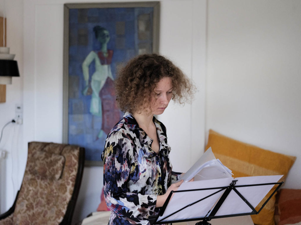Altsaksofonisten og den tverrkunstneriske orienterte musikeren Maria Dybbroe er på jakt etter noen lilla noter. Foto: Andreas Bang Kirkegaard