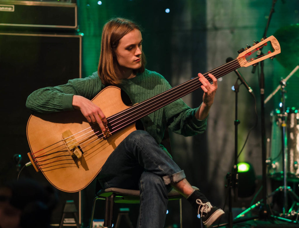 Umut Dals Saffron-bass, her avbildet med Gard Kronborg på Dølajazz i 2020. Foto: Samuel Andersen