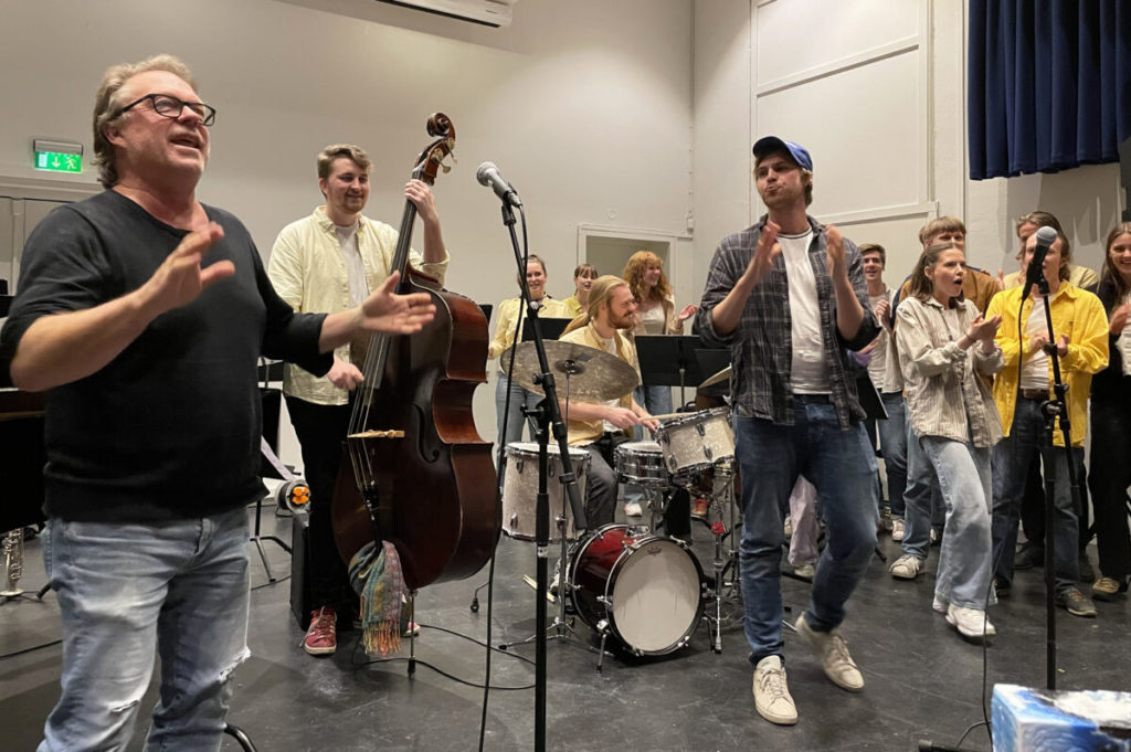 Erling Aksdal, her omgitt av spilleglade jazzstudenter, er tidenes første mottager av jazz-Norges nye hederspris. Vi snakker med ham om livet, pedagogikken og kunstsyn (for å nevne noe) i dette nummeret. Foto: Cecilie Baar/NTNU