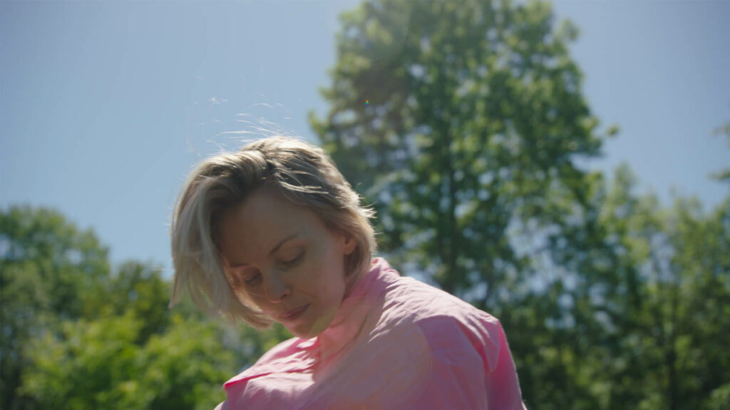 I bestillingsverket Aspects, som fremføres på Ultima neste onsdag, gestalter komponist, sanger og trommeslager Siv Øyunn Kjenstad karakteren Rosa. Foto: Karoline Finnema