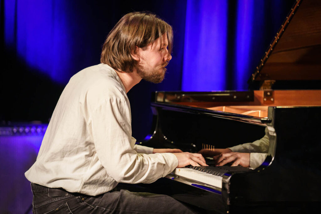 Joakim Rainer Petersen ble med sin trio med Rino Sivathas og Alexander Riris  utpekt som Årets unge jazzmusikere. Nå er de på turné. Foto: Thor Egil Leirtrø/Moldejazz