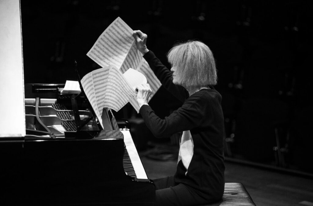 Komponist, storbandleder og pianist Carla Bley døde denne uken. Hun ble 87 år gammel. I denne ukas NTT byr vi på 12 små tekster om Bley. Seks musikere som er sterkt inspirerte av Bley har bidratt: Maja S.K. Ratkje, Håvard Wiik, Heida Karine Johannesdottir Mobeck, Erik Johannessen, Mathilde Grooss Viddal og Øyvind Brække. Foto: Caterina Di Perri, ECM.