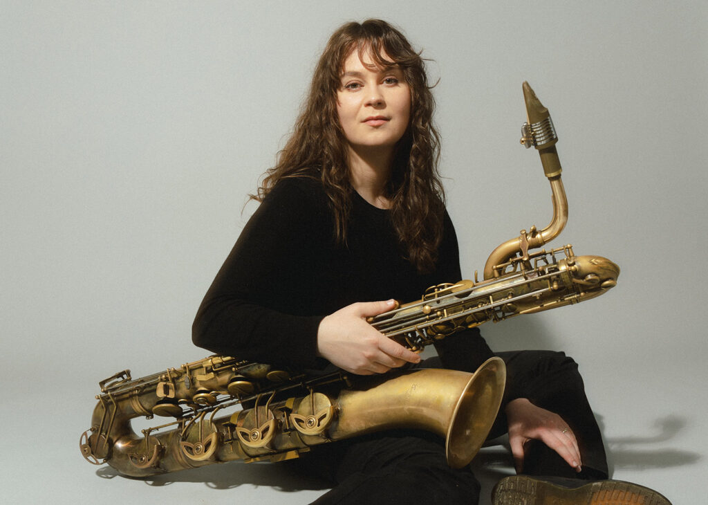 Barytonsaksofonist Jenny Frøysa er med i mange store konsertfavoritter - fra Cosmic Swing Orchestra til trioen Phønix, som nettopp ble NTNU-ambassadører. Vi tar en kort prat med henne i dette nummeret av NTT. Foto: Sigrid Erdal