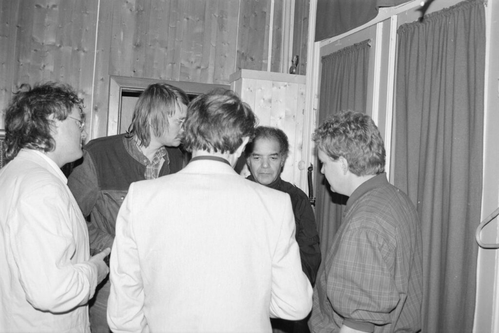 George Russell omgitt av norske venner under 60-årsfeiringen sin i 1983. Fra venstre: Arild Andersen, Bjørnar Andresen, Oddvar S. Kvam, Russell og Jon Christensen. Foto: Randi Hultin/Nasjonalbiblioteket
