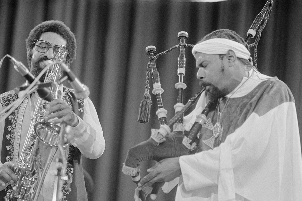 Sonny Rollins på saksofon og Rufus Harley på sekkepipe under en konsert på Kongsberg Jazzfestival i 1974. Vi vier den siste delen av ukas remse til Rollins, som døde for noen uker siden. Foto: Randi Hultin/Nasjonalbiblioteket